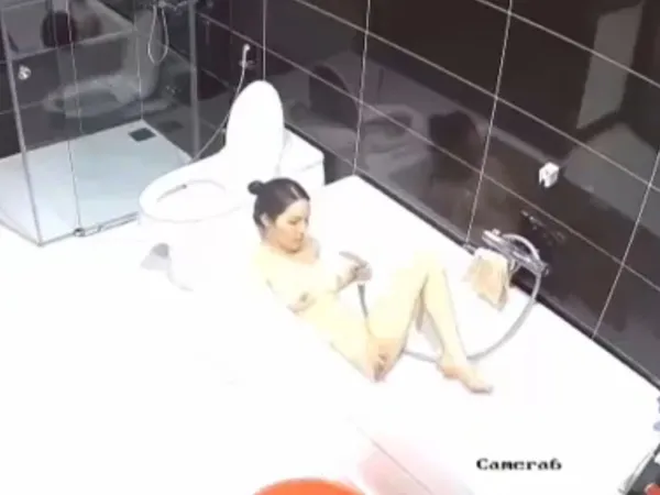 Lắp camera phòng tắm quay lén chị gái tự sướng